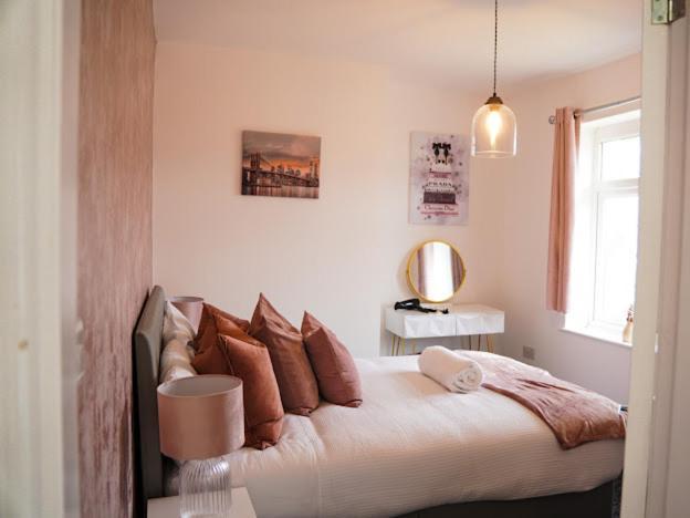 Home In Speke- 8 Mins Walk To Airport Ngoại thất bức ảnh