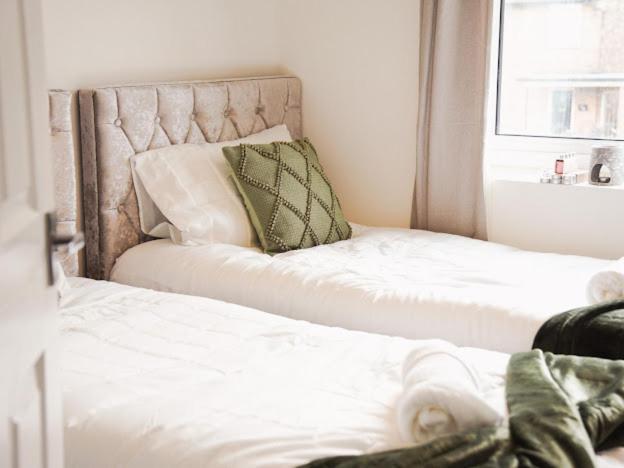 Home In Speke- 8 Mins Walk To Airport Ngoại thất bức ảnh
