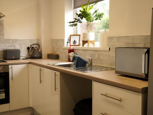 Home In Speke- 8 Mins Walk To Airport Ngoại thất bức ảnh